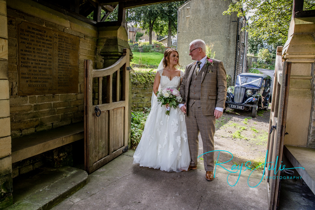 Bride arrives at Holy Trinity church with her dad, having a moment to take it all in